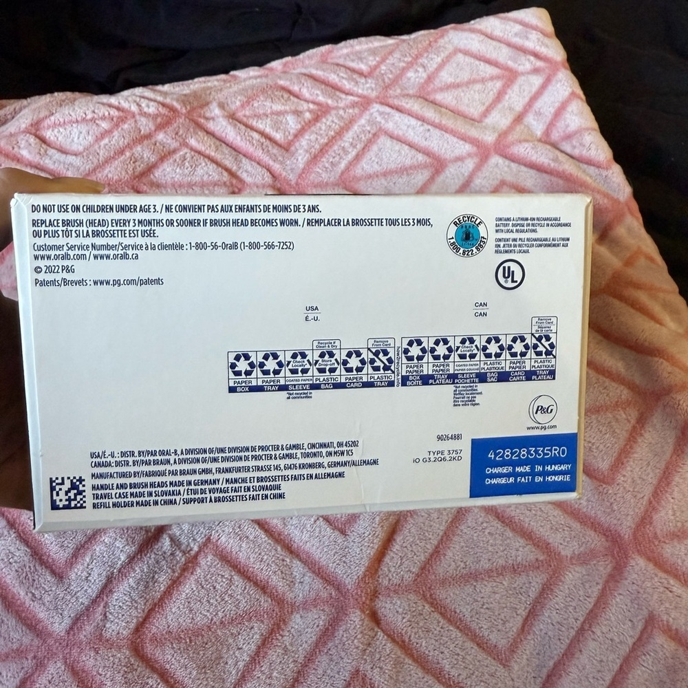 Oral-B iO Series 3 Electric Toothbrush Box - Picture 6 of 6